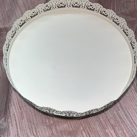 Metal Stand with Heart Scalloped Edge - Off white For Displays Or Treats - Picture 3 of 6